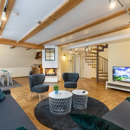 3 Storey W/terrace شقة ريغا